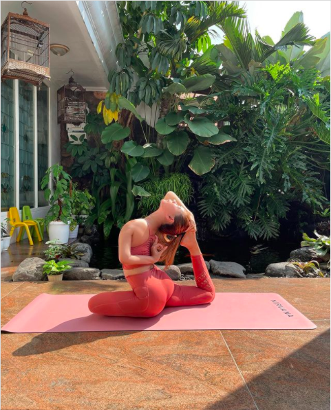 Inul Daratista membagikan empat pose dirinya menjaga kebugaran tubuh di tengah pandemi. (Foto: Instagram)