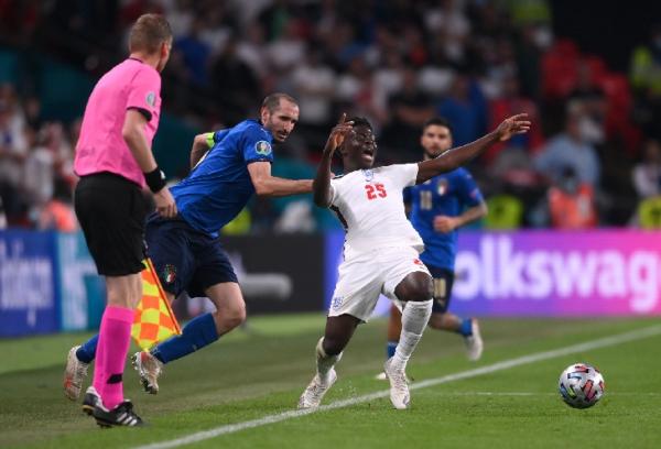Chiellini menarik kerah Bukayo Saka yang jumpa melewatinya di akhir babak kedua. Bek Juventus itu mendapat kartu kuning tanpa protes. (foto: REUTERS)
