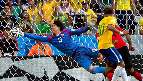 Guillermo Ochoa 1 Gianluigi Donnarumma yang sedang menganggur mengeluarkan magisnya di Euro 2020. Sebelum dirinya ada pula kiper tak punya klub yang bikin geger Piala Dunia 2014. (Foto: AS)