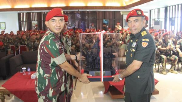 Letjen TNI (Purn) Hinsa Siburian (kanan) saat masih aktif bertugas di Korps Baret Merah. (Foto: Puspen TNI).