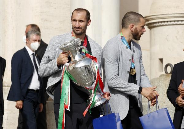 Italia berhasil juara Euro 2020. Keberhasilan Italia menjadi juara Euro 2020 tak lepas dari penampilan gemilang duet Giorgio Chiellini dan Leonardo Bonucci. (foto: REUTERS)