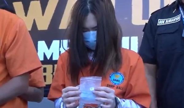 Selebgram Jessica Adeola Forrester ditangkap BNN Bali. (Foto: iNews.id/Aris Wiyanto)