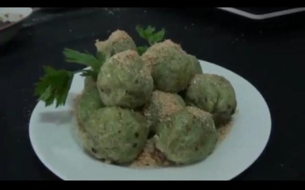 Pempek klepon yang gurih memanjakan lidah. (Foto: Erwin S)