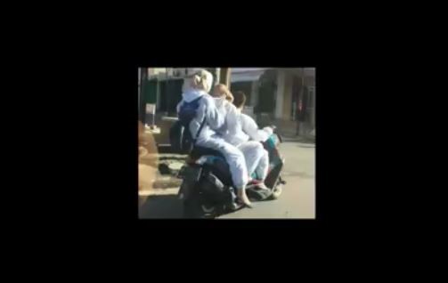 Tim Detektor Covid-19 Makassar berboncengan tiga saat naik motor. (Foto: MNC Portal/Andi Deri Sunggu)