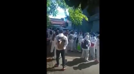 Tim Detektor Covid-10 Makassar berkerumun. (Foto: MNC Portal/Andi Deri Sunggu)