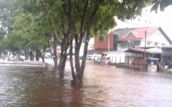 Banjir di kawasan Jalan Purnama, Pontianak Selatan. (Foto: Antara)