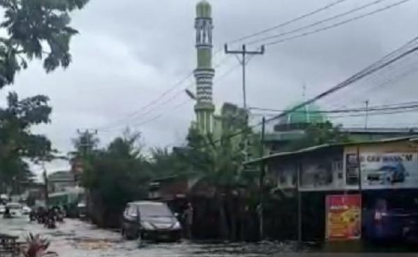 Banjir Pontianak2 Sejumlah kawasan di Pontianak terendam banjir akibat hujan deras sejak Selasa (13/7) malam hingga Rabu (14/7) pagi. (Foto: Antara)