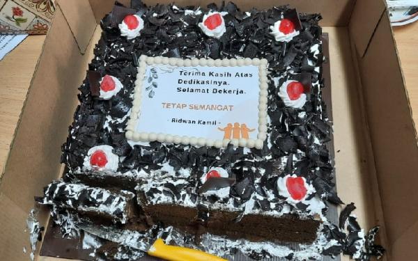 Kue tart yang dikirimkan Gubernur Jabar Ridwan Kamil untuk para nakes di Jawa Barat. (Foto: Istimewa)