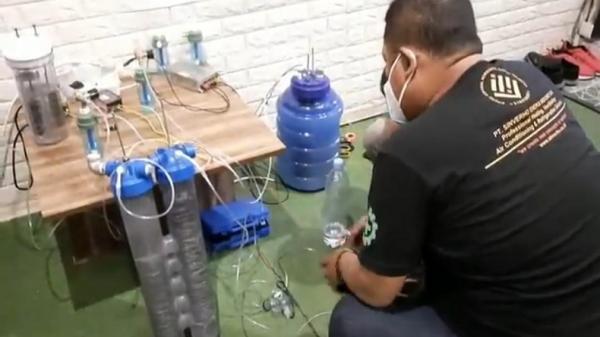 OXYGEN MAKER CIMAHI Setiawan Hendra, menunjukkan alat penghasil oksigen atau oxygen maker buatannya. (Foto: iNews/Yuwono Wahyu)