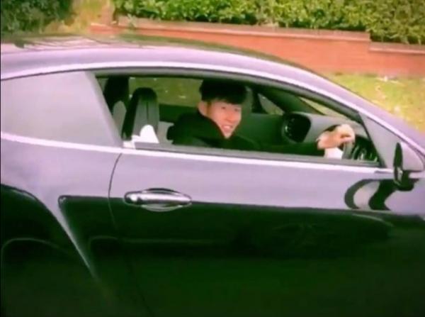 Son mobil Son Heung-min menaiki mobil Bentley (foto: The Sun)