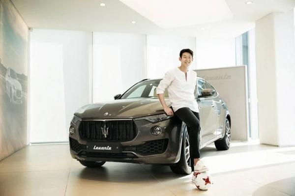 Son Mobil mewah Son Heung-min pose di depan mobil Maserati Levante (foto: The Sun)