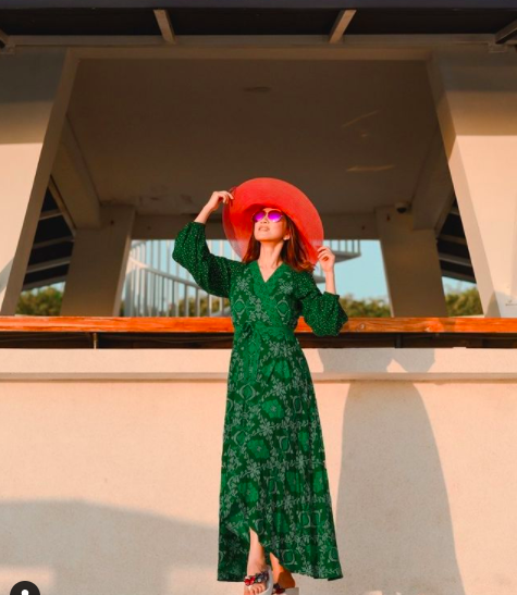 Artis cantik ini juga menjalani profesinya sebagai dokter di tengah kesibukan syuting. (Foto: Instagram)