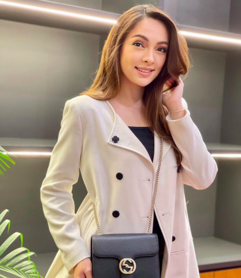 Artis cantik ini juga menjalani profesinya sebagai dokter di tengah kesibukan syuting. (Foto: Instagram)