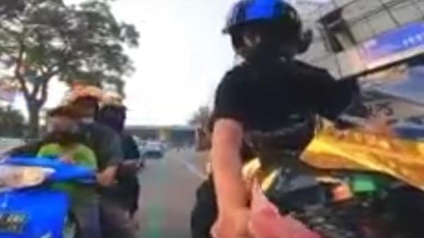 Doni Salmanan (kanan) membagikan uang Rp100.000 kepada para pengendara motor. (Foto: tangkapan layar video viral)