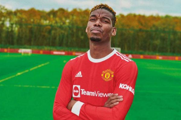 Paul Pogba Manchester United (MU) memamerkan jersey baru untuk musim 2021/20221. Kostum tempur Marcus Rashford dan kawan-kawan mengusung nuansa klasik. (Foto: MU)