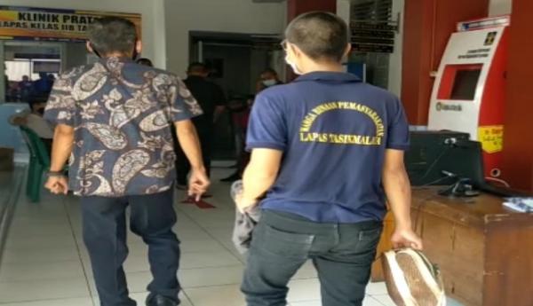 Pemilik Kedai Kopi Jalani Hukuman Kenakan Baju  Tahanan 