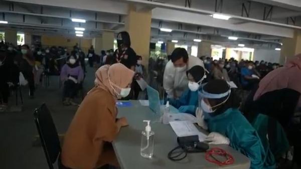 VAKSINASI CIMAHI1 Warga Kota Cimahi menyerbu sentra vaksinasi massal di gedung Technopark. (Foto: iNews/Yuwono Wahyu)