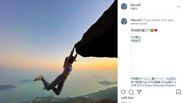 aksi bahaya Unggahan Sofia saat bergantung pada sebuah batu. (Foto: Instagram)