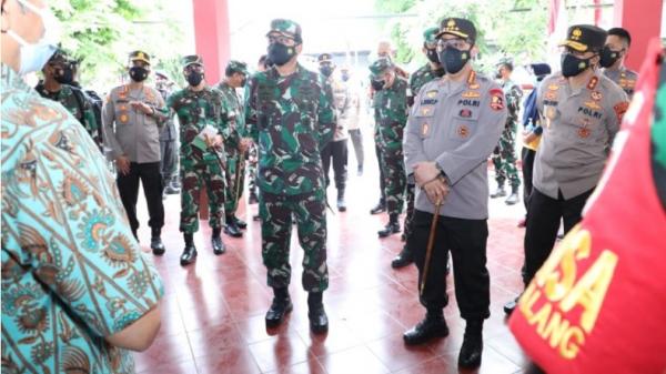 Hadi Dan Listyo Di Semarang Tni Panglima TNI Marsekal TNI Hadi Tjahjanto meninjau sentra vaksinasi di Holy Stadium Semarang Barat, Kota Semarang, Jawa Tengah, Jumat (16/7/2021). (Foto: Dok. TNI).