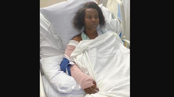 martine moise 2 Martine Moise mengunggah fotonya yang sedang mendapatkan perawatan di RS akibat luka tembak. (Foto: The Sun)