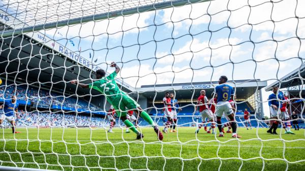 Arsenal vs Rangers 2 Arsenal gagal menang lagi pada laga pramusim. Kali ini The Gunners ditahan tim asuhan Steven Gerrard Rangers FC dengan skor 2-2 di Ibrox Stadium.(Foto: Twitter Rangers)