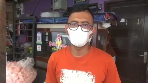 Gufron Lana, pemilik warung Lana Jaya yang membagikan bubur gratis bagi pasien Covid-19 yang tengah menjalani isoman. (Foto: iNews/Ervan David)