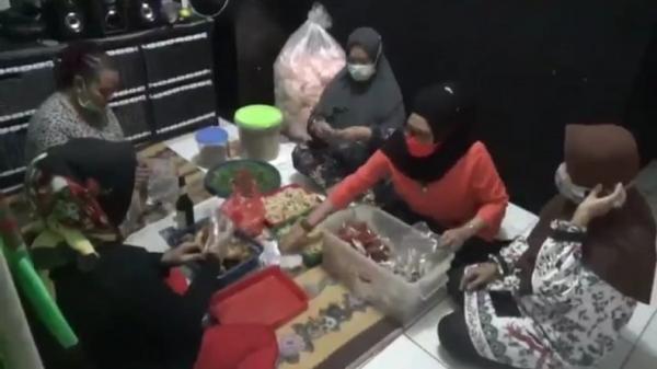 BUBUR GRATIS2 Ibu-ibu menyiapkan toping bubur ayam gratis yang akan dibagikan kepada para pasien Covid-19 yang tengah menjalani isoman. (Foto: iNews/Ervan David)