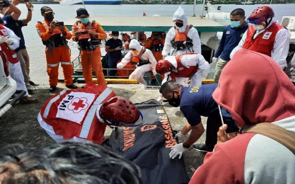 Kapal pengawas perikanan Napoleon 037 yang beroperasi di bawah Stasiun PSDKP Pontianak untuk bergabung dengan Tim SAR Gabungan untuk mencari korban kapal tenggelam di perairan Kalimantan Barat. 