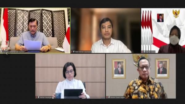 Luhut Binsar MPI Menteri Koordinator Bidang Kemaritiman dan Investasi Luhut Binsar Pandjaitan (kiri) dalam konferensi pers mengenai PPKM Darurat, Sabtu (17/7/2021).(Foto: iNews.id)