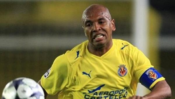 Marcos Senna 1 Talenta Marcos Senna diabaikan Brasil. Dia akhirnya jadi rekan Xavi Hernandez dan Andres Iniesta di lini tengah Spanyol hingga berhasil juara Euro 2008. (Foto: