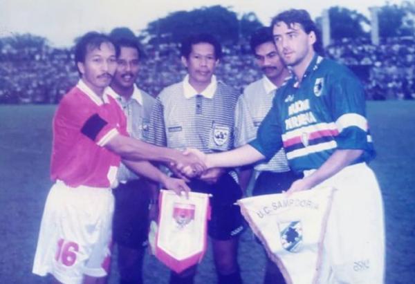 Pelatih Italia Roberto Mancini punya kenangan pahit di Medan, Sumatera Utara. Dia pernah bermain di sana dan dipermalukan Timnas Indonesia. (Foto: Instagram @coachfakhfri)