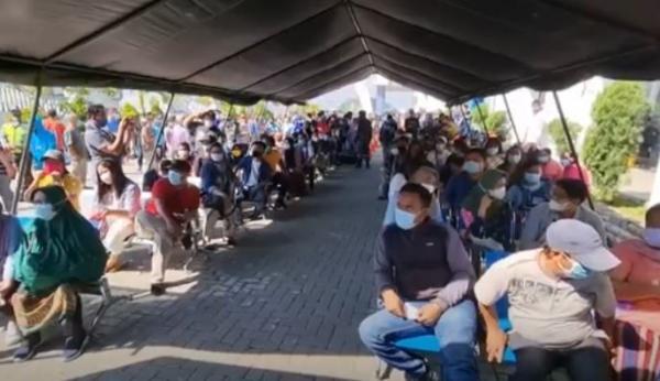 Warga didomonasi pekerja pabrik antre vaksinasi Covid-19. (Foto: MNC Portal/Yudha Bahar)