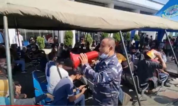 Petugas Lantamal I Belawan Medan mengimbau warga untuk tertib saat vaksinasi Covid-19. (Foto: MNC Portal/Yudha Bahar)