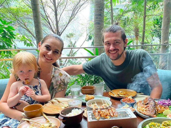 Artis cantik ini menikah dengan pria bule dan memilih pindah kewarganegaraan. (Foto: Instagram)