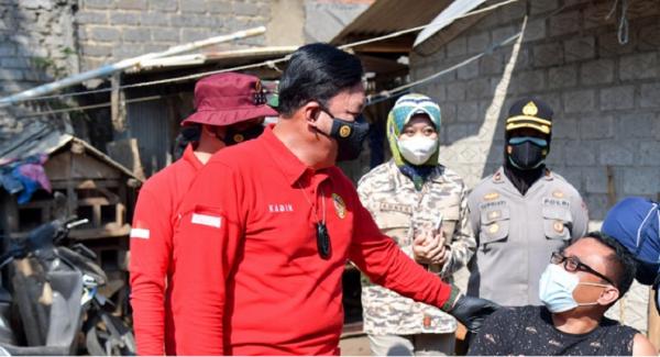 Kepala BIN Jenderal (Purn) Budi Gunawan berbincang dengan warga terkait vaksinasi di Bandung Barat, Minggu (18/7/2021)