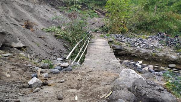 Jembatan Darurat dari kayu yang telah lapuk kerap digunakan warga desa terpencil di kaki Gunung Agung untuk membawa hasil panen dan anak-anak menuju sekolah.