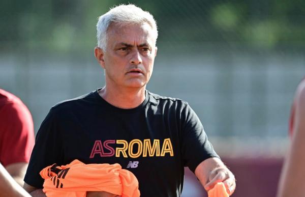 Jose Mourinho Jose Mourinho punya cara canggih untuk memantau latihan AS Roma. Dia memanfaatkan bantuan teknologi drone. (Foto: Twitter AS Roma)