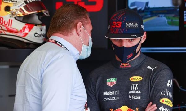 Pembalap Red Bull Racing Max Verstappen murka melihat Lewis Hamilton (Mercedes AMG Petronas) selebrasi usai juara F1 GP Inggris 2021, Minggu (18/7/2021) malam. (Foto: Twitter F1)
