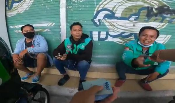 Tangkapan layar aksi YouTuber Agus Ariawan membagi-bagikan uang di jalanan Kota Denpasar