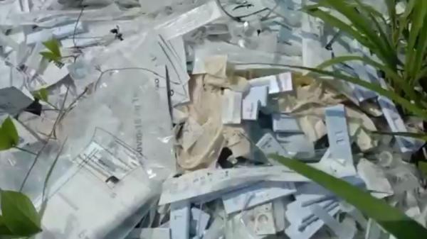 Limbah  medis bekas tes swab antigen ditemukan di tepi Jalan Tol Simpang Bakauheni, Lampung (Andres Afandi/MNC Portal)