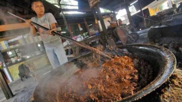 Rendang Pembuatan daging rendang (Ilustrasi pembuatan daging rendang/Antara)