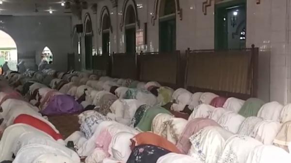 Salat Id di Padang Ratusan warga Kota Padang, Sumatera Barat melaksanakan salat Idul Adha di tengah penerapan PPKM Darurat (Budi Sunandar/MNC Portal Indonesia)