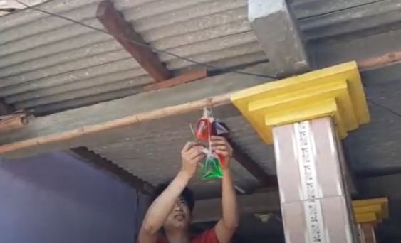 Warga Desa Jotangan, Mojokerto memasang air warna-warni di depan rumah untuk tolak bala wabah Covid-19. (Foto: MNC Portal/Sholahudin)