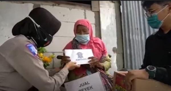 Mbah Umi, nenek penjual peyek ketakutan saat didatangi petugas Satlantas Polresta Sidoarjo yang ternyata memberikan bantuan. (Foto: MNC Portal/Pramono Putra)