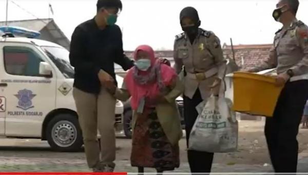 Mbah Umi, nenek penjual peyek ketakutan saat didatangi petugas Satlantas Polresta Sidoarjo yang ternyata memberikan bantuan. (Foto: MNC Portal/Pramono Putra)
