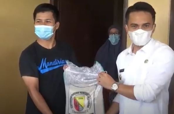 Wabup Bandung Sahrul Gunawan membagikan bantuan beras ke warga yang isoman. (Foto: MNC Portal/Erick Fachrizal)