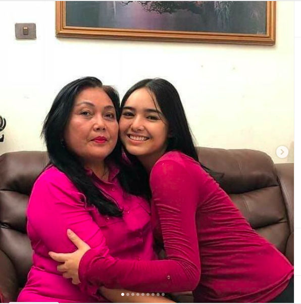Potret kebahagiaan Amanda Manopo saat menghabiskan waktu bersama orang tuanya dan kakaknya. (Foto: Instagram)