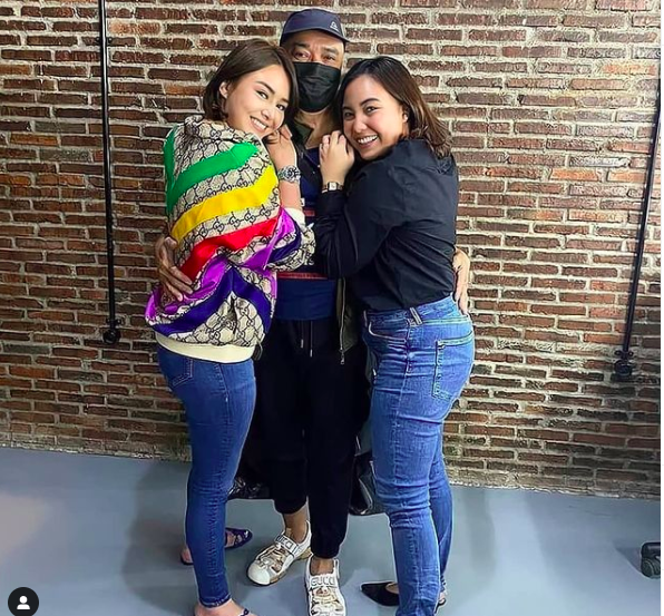 Potret kebahagiaan Amanda Manopo saat menghabiskan waktu bersama orang tuanya dan kakaknya. (Foto: Instagram)