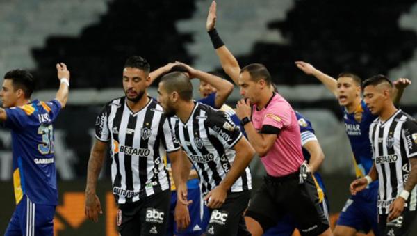 Boca Juniors 1 Duel Atletico Mineiro vs Boca Juniors berakhir ricuh. (Foto: Sky Sports)