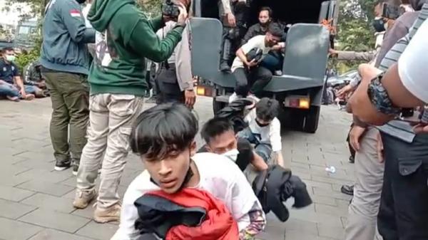 Demonstran ditangkap polisi lantaran melakukan aksi anarkistis dan membawa bom molotov. (Foto: Humas Polrestabes Bandung)